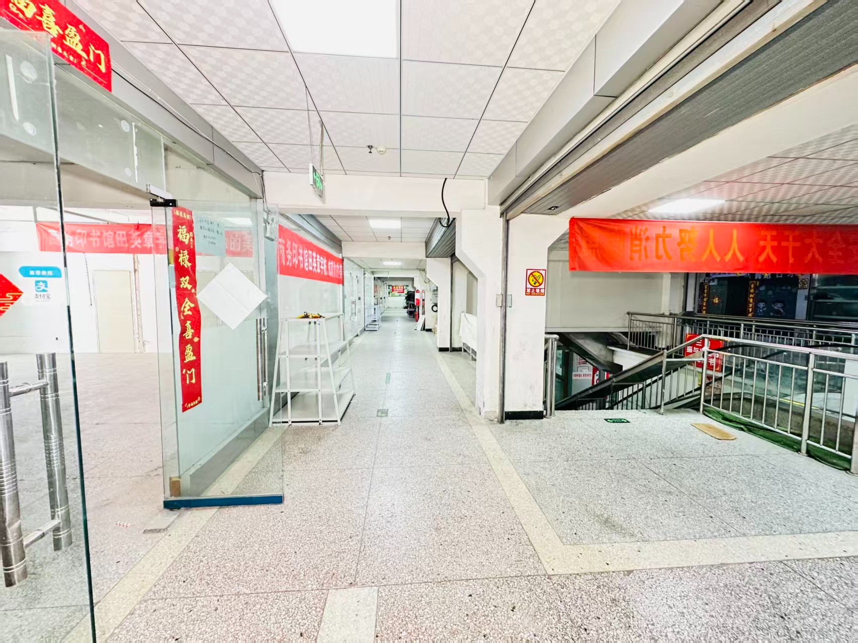 振兴路引入人工智能技术应用场景，推动AI与商业、零售、电商、企业服务等领域融合发展。